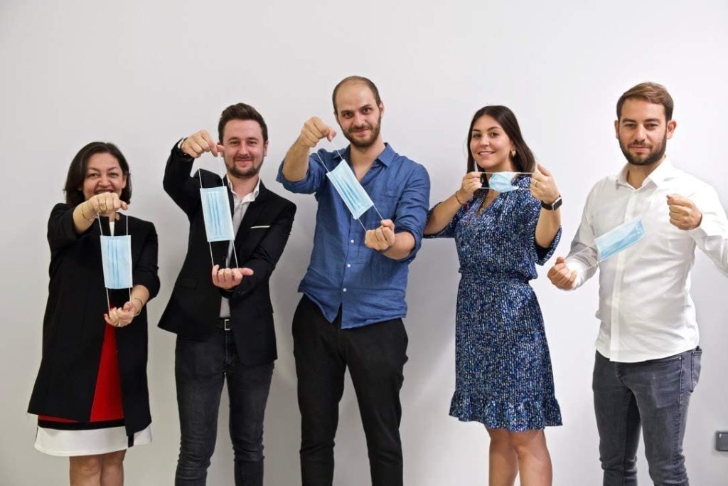 Equipe portant montrant leurs masques KB Medica