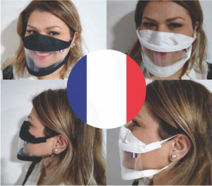 femme souriante portant un masque barrière transparent